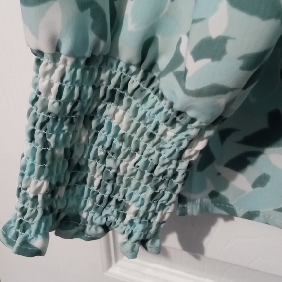 Green and White Relaxed Blouse with Peter Pan Collar - Picture 4 of 5